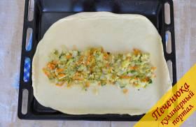 6) Формируем рыбный пирог. Раскатываем тесто, выкладываем на лист и кладём капусту.