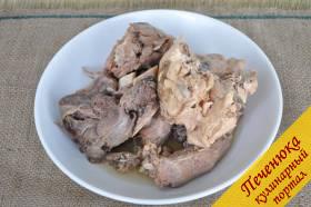 5) Мясо вынуть на тарелку, пусть тоже немного остынет. 