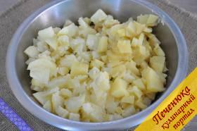 7) Отваренный в мундирах картофель очистить, остудить и нарезать кубиками. Добавить в миску к окрошке.
