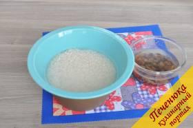 1)Для начала рис и изюм залить холодной водой. 