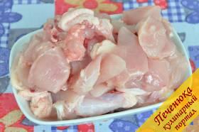 2) Мясо курицы нарезать на кусочки.