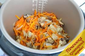5) Добавим лук и морковь, ее я натёр на тёрке для корейской моркови, а лук нарезал полукольцами. Жарим ещё 7 минут.