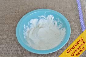 2) Творог выложим в миску, добавим сахар, яйцо, сметану и перемешаем. Если это сделать погружным блендером, по масса получится однородной и нежной.