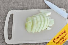 3) Яблоко очистим от кожицы, удалим серединку и нарежем его на мелкие кубики. Лучше это делать керамическим ножом. От касания к керамике яблоко не потемнеет.