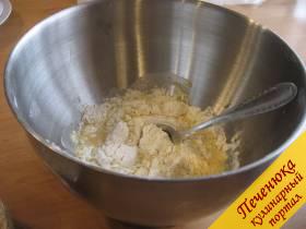 5) Пересыпаем муку в большую емкость и в центр наливаем готовую яичную смесь. Замешиваем крутое тесто.