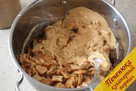 7) Пришло время смешать крем с печеньем и крошкой грецкого ореха. Добавляем массу в печенье, постепенно помешивая все с помощью большой ложки.