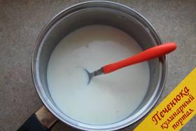 17) Добавим сначала немого молока и размешаем содержимое до однородности. Затем добавим остальную часть молока.
