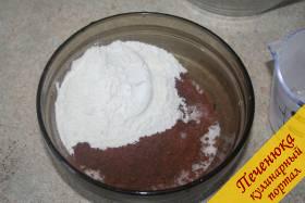 1) Первым делом для того, чтобы приготовить Брауни, нам понадобится смешать все сухие ингредиенты. А именно в глубокую емкость добавляем сахарный песок, муку, разрыхлитель, какао и соль. Смешаем все тщательно.