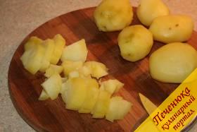 2) Нарежем картофель средними по величине кубиками.