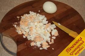 3) Затем отварим  яйца вкрутую. Очистим их от скорлупы и мелко нарежем.