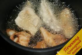 9) Разогреем в казане или сотейнике растительное масло. И понемногу начинаем обжаривать медовую пахлаву до золотисто-коричневого цвета.
