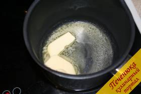 3) Теперь в отдельном сотейнике растопим 50 грамм сливочного масла, оно нам будет необходимо для смазывания слоев теста.