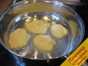 9) В сковороде разогреем растительное масло. Отправим в сковороду картофельные лепешки.