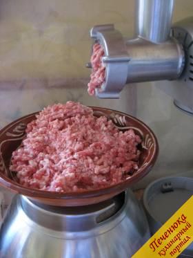1) Подготовим для начала фарш. Обмоем мясо, обсушим его и измельчим с помощью  мясорубки или же воспользуемся блендером. 