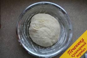 5) Аккуратно замешиваем тесто, по мере необходимости добавляем остальную часть муки. Тесто должно быть мягким, но при этом не липнуть к рукам.