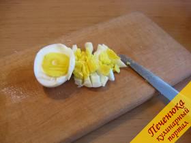 12) Отварим курные яйца вкрутую. И нарежем их также кубиками.