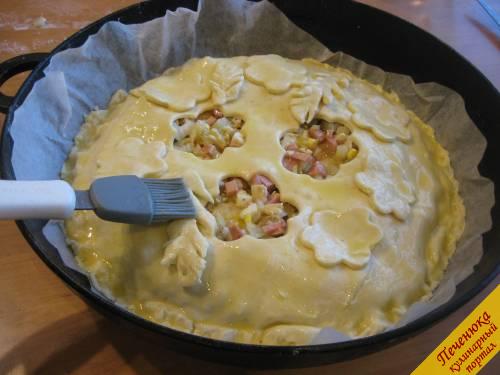 18) Накроем этим тестом пирог и защипнем края. Затем вырезанные фигурки красиво распределим по верхнему слою теста пирога. И смажем яйцом курник.