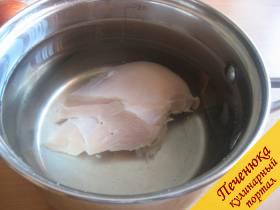 1) Начнем приготовление курника с мяса. Промоем его под холодной проточной водой и отварим куриное филе в подсоленной воде до готовности.