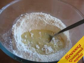 4) Растопленный маргарин вольем в муку с содой.