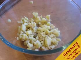 8) Отправим нарезанный картофель в глубокую емкость, удобную для смешивания ингредиентов начинки. 