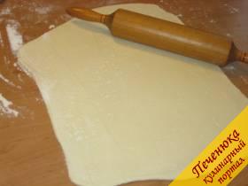 18) Формируем мясной пирог. Раскатываем слоеное тесто в прямоугольник.