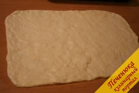6) Раскатаем уже готовое тесто с помощью скалки в не очень тонкий пласт. 