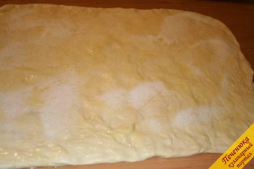 8) И щедро присыпаем поверх сливочного масла сахарным песком. Так наши булочки-розочки из дрожжевого теста получатся очень сладкими.
