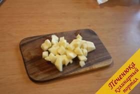 4) Очищенный картофель промываем и нарезаем небольшими кубиками.
