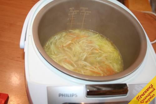 8) После приготовления заправки из лука, морковки и сельдерея заливаем в чашу готовый бульон. Нажимаем на кнопку «Меню» и выбираем функцию «Варить». Устанавливаем  время приготовления  «Старт» на 20 минут с помощью кнопки «Минуты». Нажимаем. Как только бульон закипит, закладываем в чашу мультиварки нарезанную капусту. Добавим перец, соль, лавровый лист. Овощной суп в мультиварке варится.