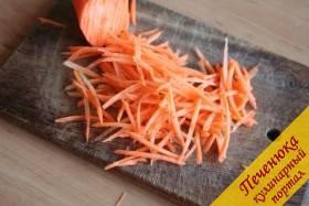 3) Теперь перейдем к подготовке моркови. Лучше всего использовать сладкий сорт моркови, тогда и вкус супа будет интересней благодаря насыщенному сладковато-кислому вкусу. Очистим с помощью овощечистки морковь и натрем ее на терке. Я использую для этого специальную терку, в результате получается красивая форма овощей – длинные и тонкие «палочки». Также очистим и репчатый лук от шелухи, нарежем квадратиками.
