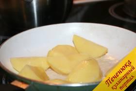 2) После чего в небольшом количестве растительного масла обжарим эти ломтики на сковороде до золотистого цвета со всех сторон.