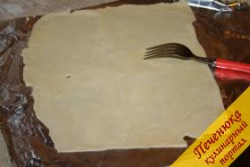 7) Затем с помощью вилки проколем тесто во многих местах. 