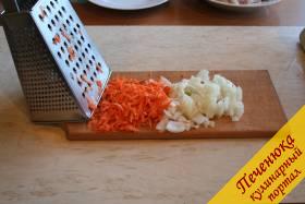 6) Натираем морковь, лук мелко измельчаем ножом. На разогретую сковородку с растительным маслом выкладываем измельченные овощи и слегка их обжариваем.