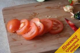 4) Переходим к подготовке помидоров. Нарежем их кружочками очень аккуратно.