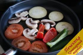 7) Разогреваем нашу сковороду гриль и добавляем в нее небольшое количество оливкового или же подсолнечного масла для обжаривания. Как только сковорода будет нагрета, отправляем в нее порционно наши овощи. Обжариваем овощи на сковороде гриль с одной стороны до готовности. Затем переворачиваем аккуратно на другую сторону.  Будьте внимательны, чтобы овощи не сгорели и не подгорели!