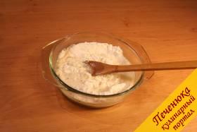 2) Когда соль в жидкости полностью растворится, добавляем в миску просеянную пшеничную муку. Аккуратно замешиваем тесто. 