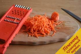 4) Очищаем морковку и на крупной терке натираем ее.