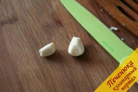 9) Очистим два зубчика чеснока и разрежем их на 3-4 части вдоль.
