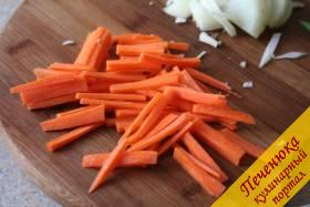 3) Морковь очистим с помощью овощечистки и нарежем небольшими кусочками. 