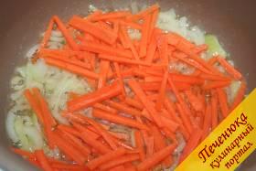 5) Через 3 минуты добавим в чашу мультиварки морковь. Перемешиваем и томим еще 4 минуты в режиме «Выпечка».