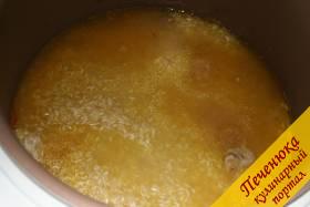 8) Теперь добавляем рис в чашу мультиварки, разравнивая его, и вливаем воду. Лучше всего добавить горячую воду, чтоб плов приготовился быстрее.  