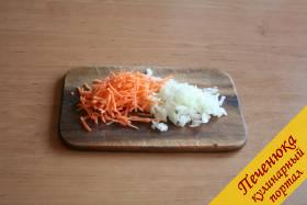 2) Очистим морковь и репчатый лук. Морковь натираем на крупной терке, а лук мелко нарезаем.
