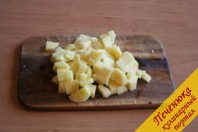5) Очищаем картофель. Промываем его и нарезаем небольшими кубиками.