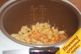 6) Добавляем нарезанный картофель к тушеным овощам.