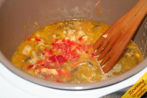 9) За 5-8 минут до окончания готовки риса с грибами в мультиварке добавляем к ним болгарский перец.