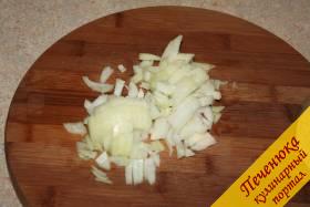 1) Начинаем приготовление риса с грибами с нарезки репчатого лука. Очистим его от шелухи и мелко покрошим кубиками.