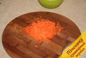 2) Затем морковь очистим с помощью овощечистки. И натрем ее на терке.