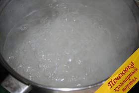 9) Подготовим кипяток для отваривания рисовой лапши. Затем сварим ее согласно указаниям на упаковке.