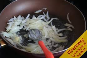 10) На сковороде растительное масло разгорячим и добавим к нему  сначала репчатый лук. 