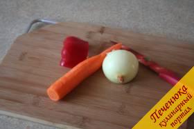 3) Тем временем подготовим овощи. Морковь очистим с помощью овощечистки, репчатый лук освободим от шелухи. Также возьмем небольшой кусочек сладкого болгарского перца. 